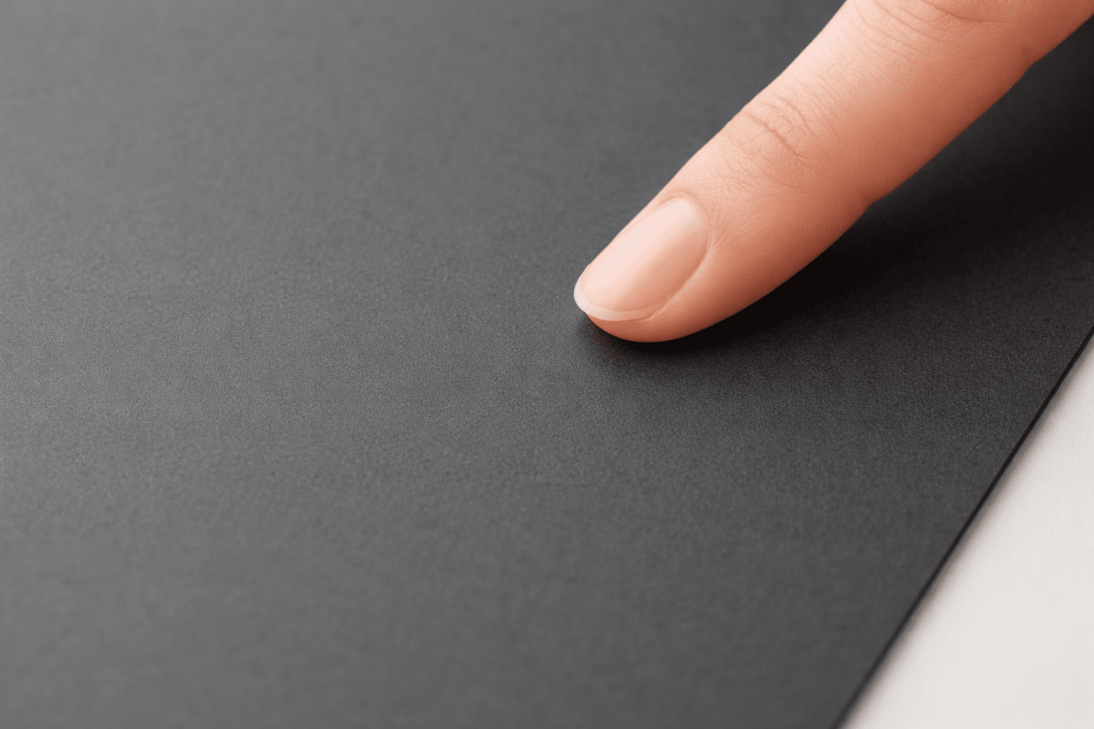 マット加工の素材を指で触っている画像