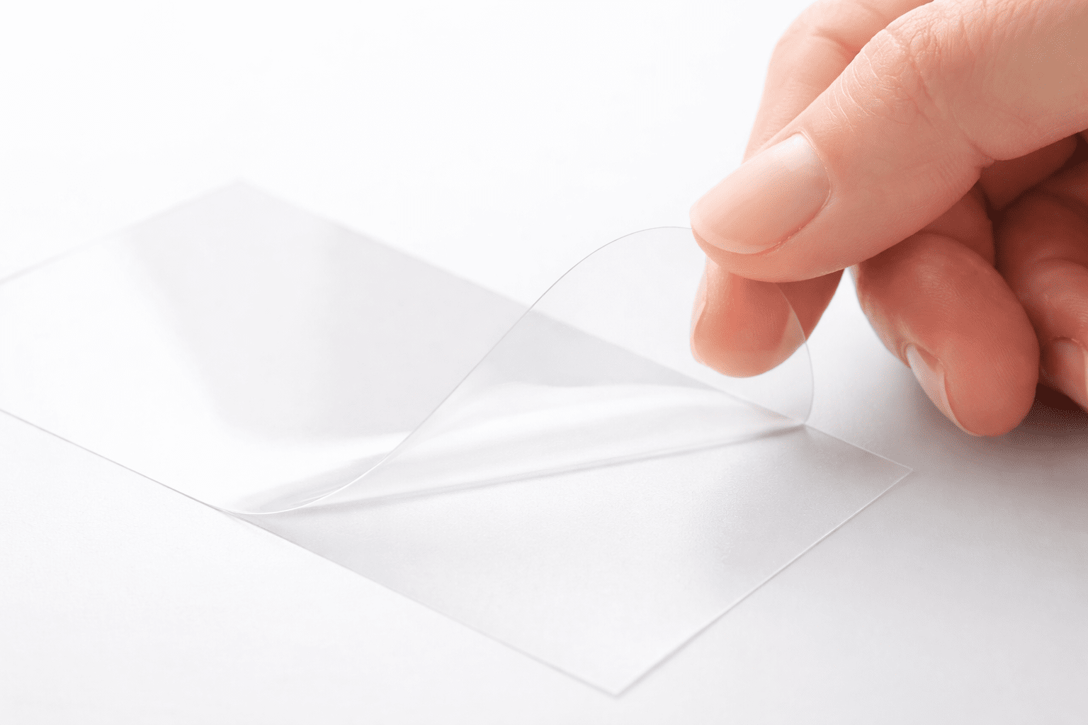 フィルムをはがしている画像