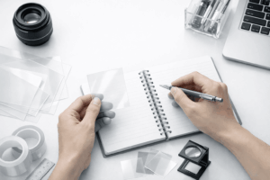 手帳に書いている画像